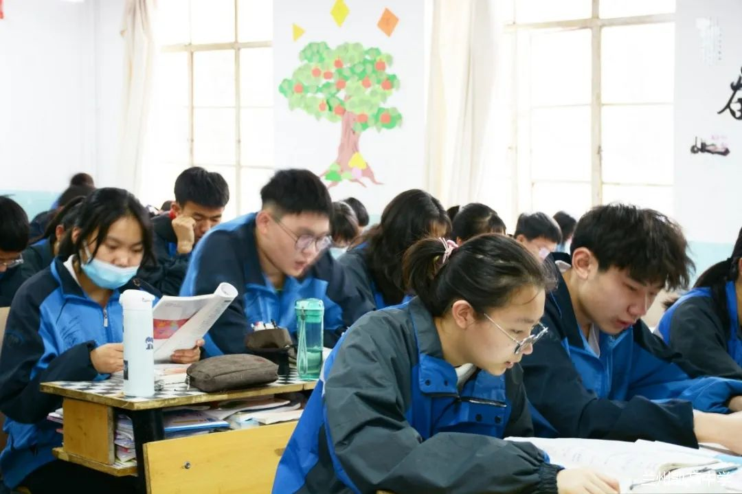 点学生陆陆续续步入教室,开始了忙碌而充实的学习生活,校园的一天开始